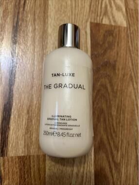 TAN-LUXE The Gradual Illuminating Gradual Tan Lotion